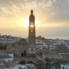 Torre y anochecer